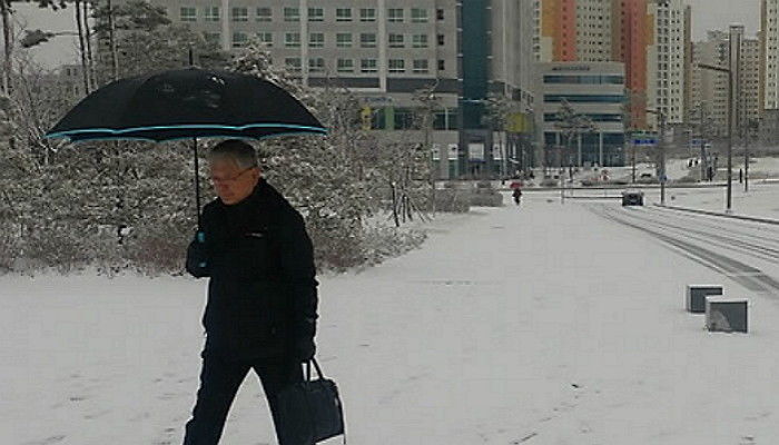 “내일(29일) 아침까지 눈·비 내린다”···낮부터 추위 풀리고 미세먼지 ‘나쁨’