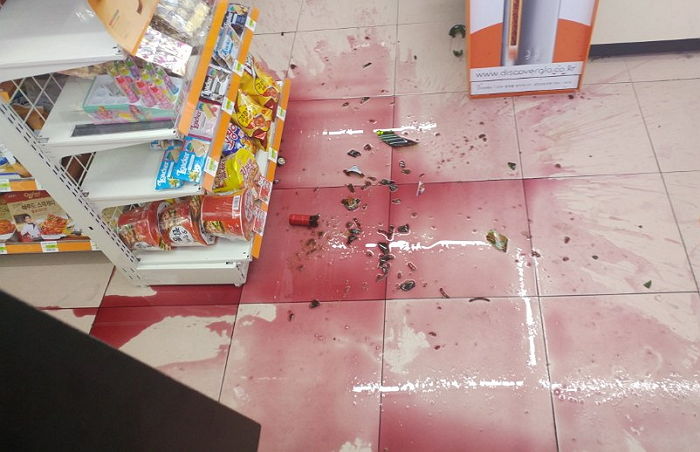 “무서워 다리가 후들거렸다”…술 취한 손님이 깽판치고 간 편의점