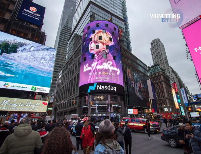 미국 뉴욕타임스 스퀘어에 대형사진 걸린 ‘세계 미남 1위’ 방탄 뷔