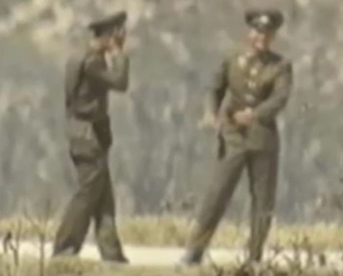 “대낮에 낯뜨겁게”…CCTV에 포착된 키스하는 북한 군인들