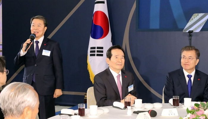 “떡국은 위험한 음식”···떡국 준비한 문 대통령 멈칫하게 한 헌재소장의 농담