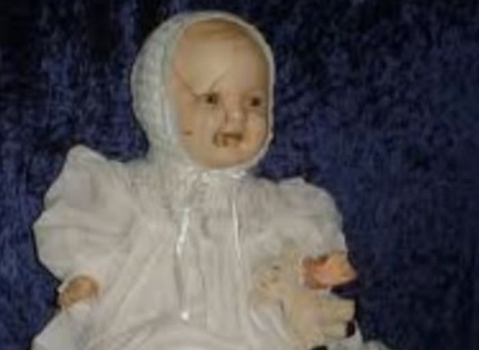 지하에 갇혀 불에 타 죽은 소녀의 영혼이 깃든 ‘맨디 인형’