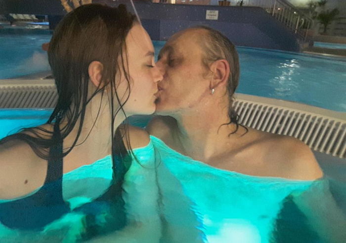 “흰머리가 너무 섹시해”…52살 남성과 사랑에 빠진 19살 소녀