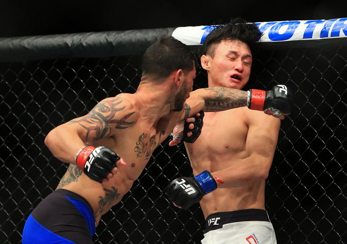 UFC 최두호, 1년만에 복귀전서 2라운드 파운딩 TKO패