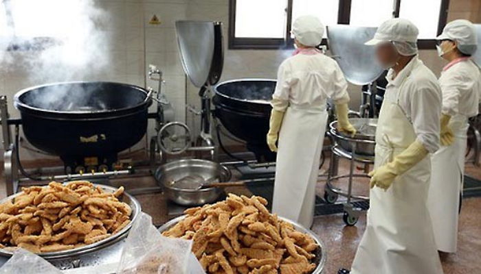 “새벽부터 나오는 여사님 추가수당 달라”···‘초과 근무’ 개선 요구한 영양사 징계