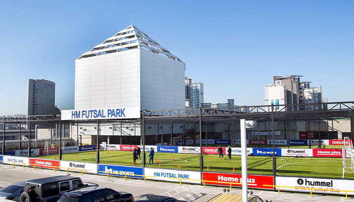 “동대문 축구장이 10년 만에 돌아왔다”…홈플러스, 풋살파크 동대문점 오픈