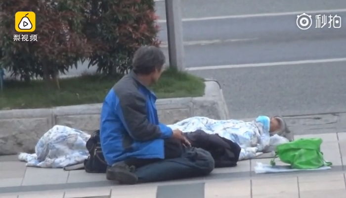 구걸하는 남편 곁에 죽은 듯이 누워있던 할머니는 밤이 되자 멀쩡히 걷기 시작했다