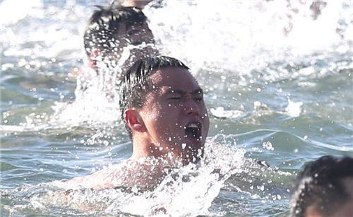 ‘영하 20도’ 혹한에도 ‘알몸수영’ 훈련하며 나라 지키는 국군 장병들
