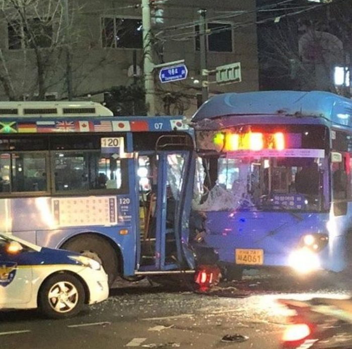 서울 수유사거리서 신호 위반하던 버스와 ‘정면충돌’한 151번 버스