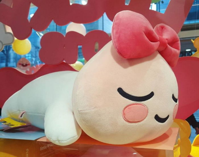 ‘왕 핑크 리본’ 머리에 단 신상 카카오프렌즈
 어피치 베개 출시