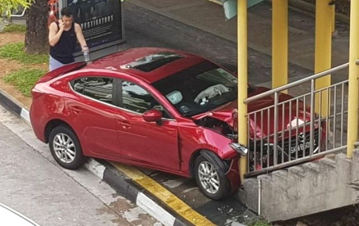 운전 중 ‘바퀴벌레’와 눈 마주치고 기겁해 육교로 돌진한 여성