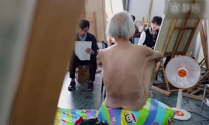 “우리 아들은 ‘누드모델’이 된 제가 부끄럽다고 연을 끊었어요” (영상)