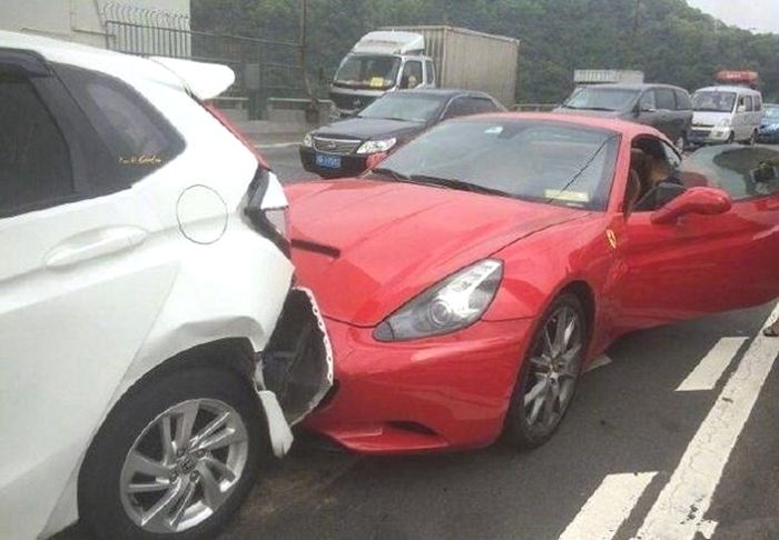 교통사고 당해 뒷목 잡고 내린 남성이 갑자기 헤벌쭉 웃은 이유