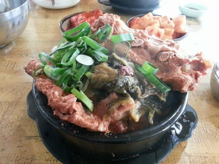 고기가 너무 많아 밥은 먹지도 못한다는 5천원짜리 뼈다귀 해장국