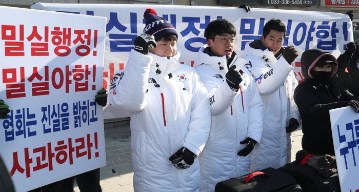 “스키협회 결단식 10분 전 탈락 통보” 거리로 나와 억울함 호소한 선수들
