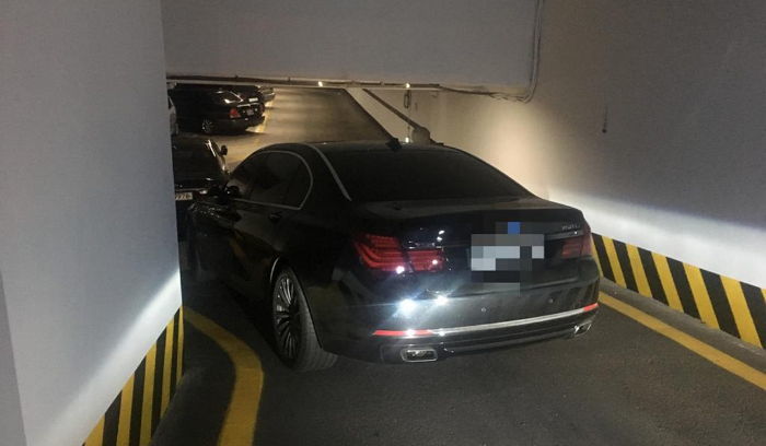 주차공간 없다고 하나 뿐인 ‘입구’ 막아버린 무개념 아파트 주민