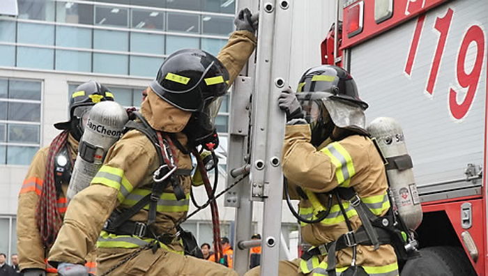 목숨걸고 불구덩이 뛰어들어도 위험수당 月 ‘6만원’ 받는 소방관