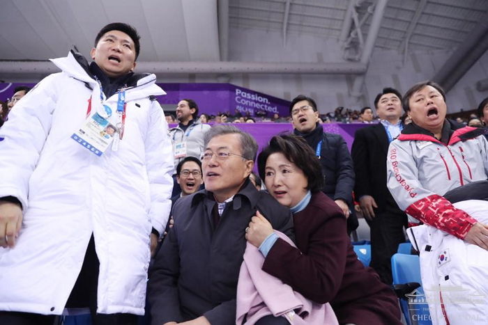 헝가리 윙크남과 충돌해 넘어진 한국 선수보며 안타까워하는 文대통령 부부