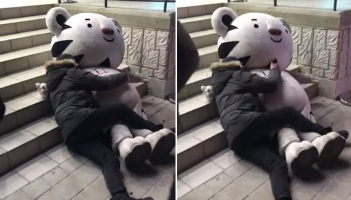수호랑 인형탈 쓰고 6시간 돌아다니다 대자로 뻗어버린 자원봉사자 (영상)