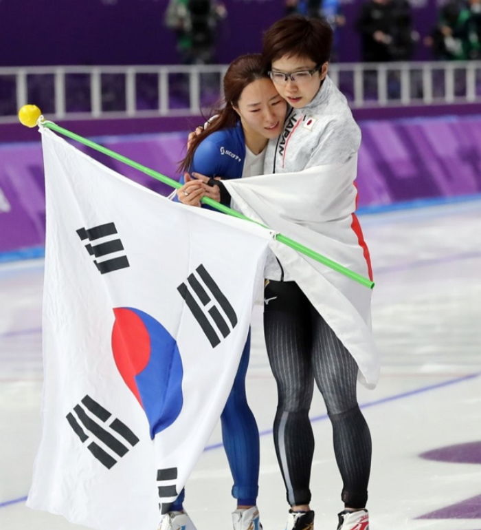 관중석 뭉클하게 만든 이상화-고다이라 선수의 ‘10년 우정’