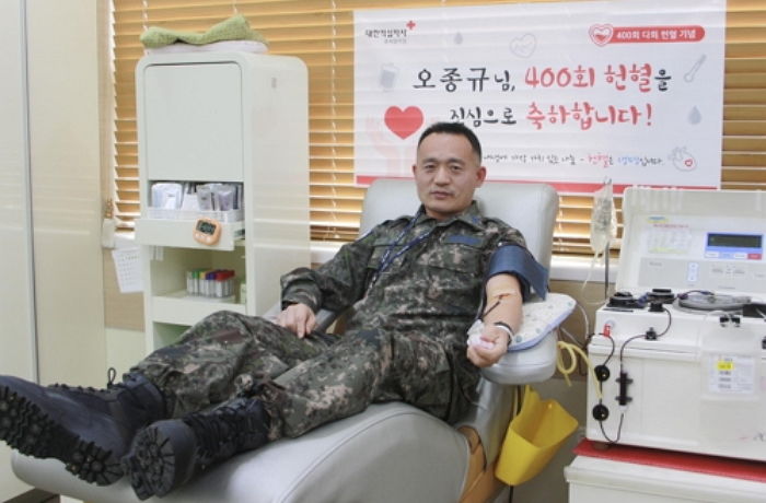 “13년만의 대기록”…20년간 ‘400회’ 헌혈한 공군 부사관