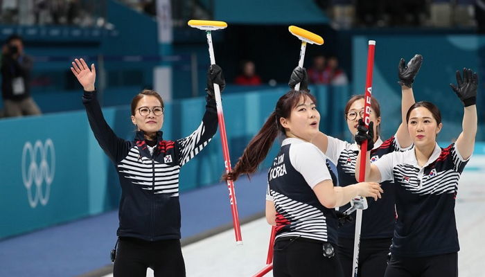 여자 컬링팀, 덴마크 완파…독보적 1위로 준결승 진출