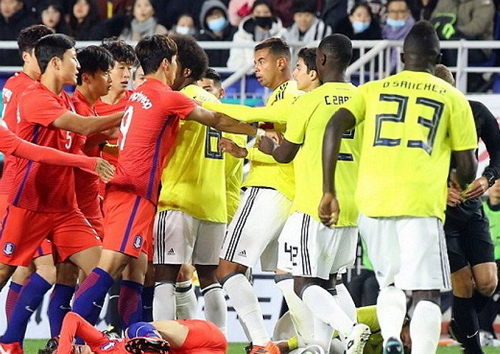 째진 눈으로 동양인 비하했던 콜롬비아 선수에게 기성용이 ‘V’를 그린 이유