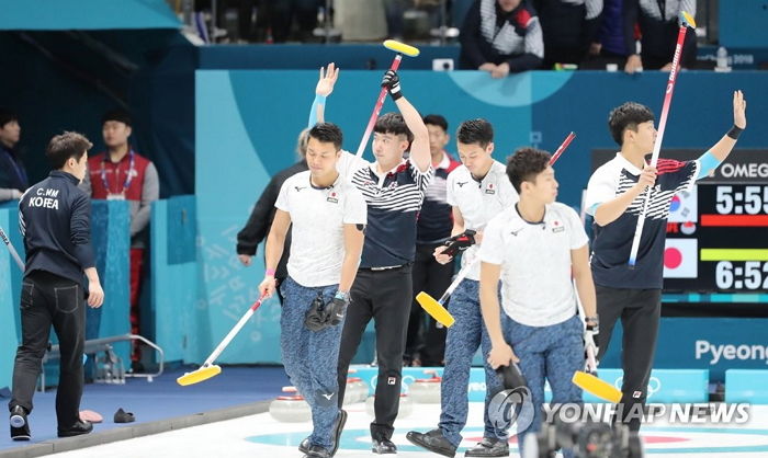일본 4강 진출 좌절시킨 한국 남자 컬링 회심의 ‘밥상뒤엎기샷’ (영상)