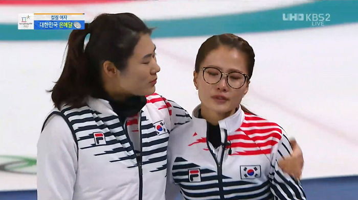 “그동안 감사했습니다” 국민들께 90도 허리숙여 인사 올린 ‘은메달’ 여자 컬링 대표팀
