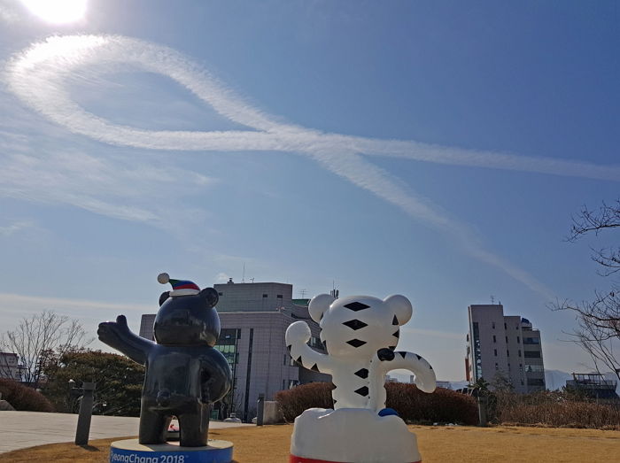 평창 올림픽 선수단 해단식날 푸른 하늘에 뜬 ‘리본 구름’