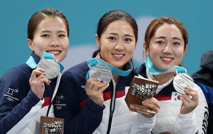 “영미~!!” 여자 컬링 대표팀, 진짜로 ‘청소기 모델’ 될까…광고·방송 요청 쇄도