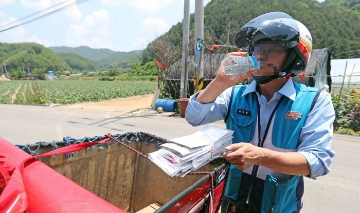 격무에 시달리는 집배원들, 이제 현금 배송 업무까지 맡는다