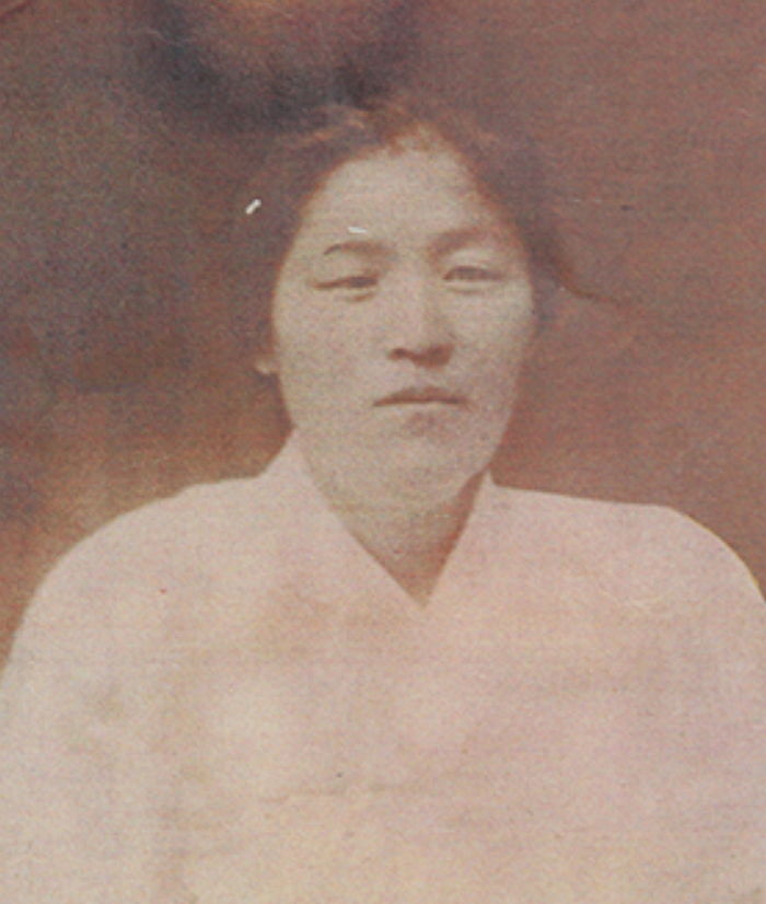 학생 신분으로 맨 앞에서 만세 행진하다 왼팔 잘린 윤형숙 열사