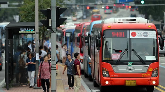 내리기도 전에 출발한 버스 운전기사 때문에 뒷바퀴에 다리 깔린 ‘70대 할머니’
