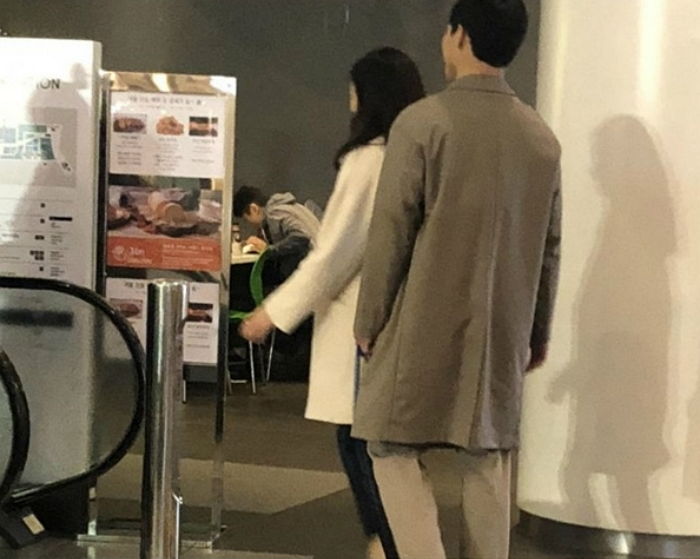 백화점 데이트 사진으로 열애설 휩싸인 윤성빈·장예원이 밝힌 입장