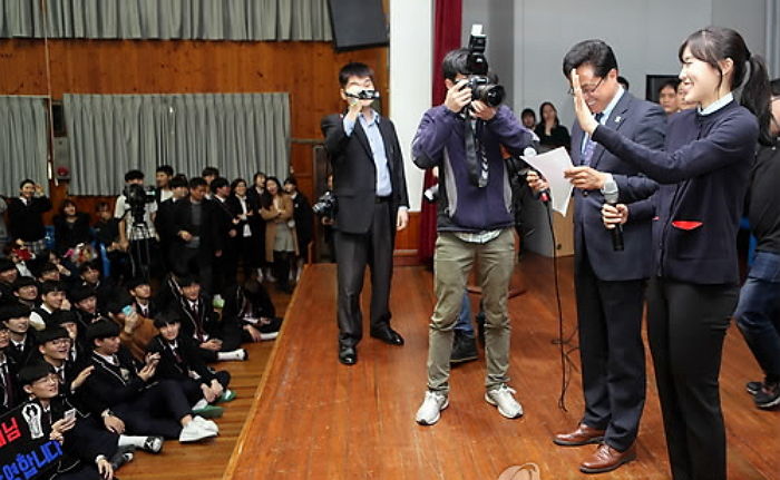 모교에서 환호하는 후배들 보고 수줍게 미소짓는 김아랑