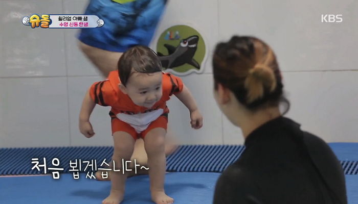 물속에서 눈 똥그랗게 뜨고 헤엄치는 ‘수영 신동’ 윌리엄 (영상)