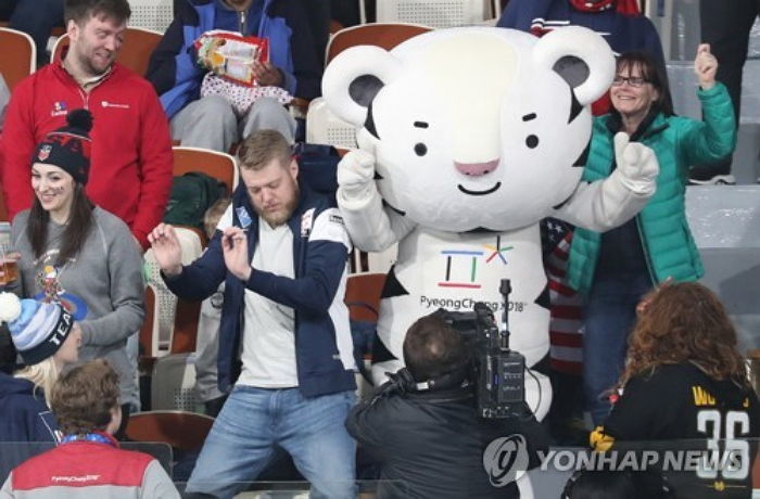 밥줄 끊기자 롯데월드에서 ‘털기춤’ 추며 알바하는 수호랑