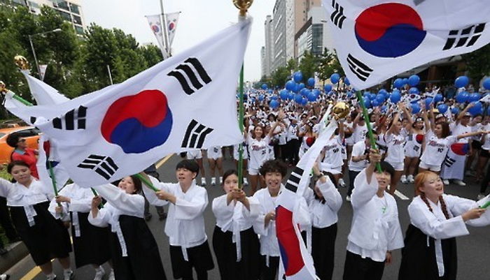 “오늘은 ‘태극기’가 대한민국의 정식 국기가 된 날입니다”