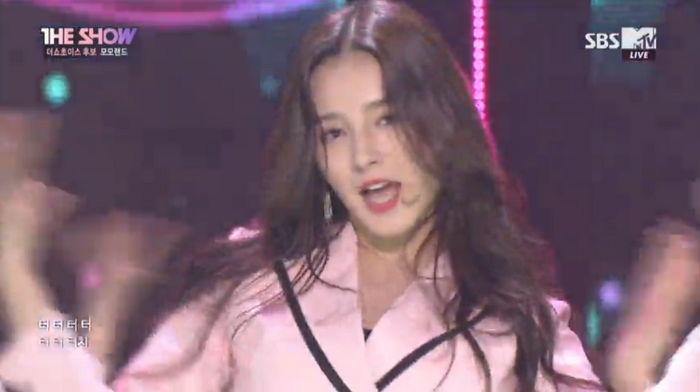 흑갈 웨이브 휘날리며 섹시미 포텐 터진 모모랜드 낸시 ‘뿜뿜’ 무대 (영상)