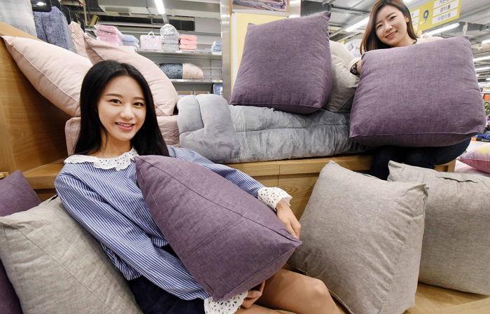 집순이·집돌이 위한 다용도 ‘삼각 등쿠션’ 판매하는 홈플러스