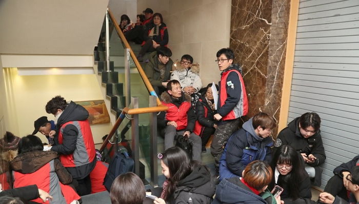 한 달 넘게 이어진 청소노동자 파업으로 ‘쓰레기장’ 된 동국대