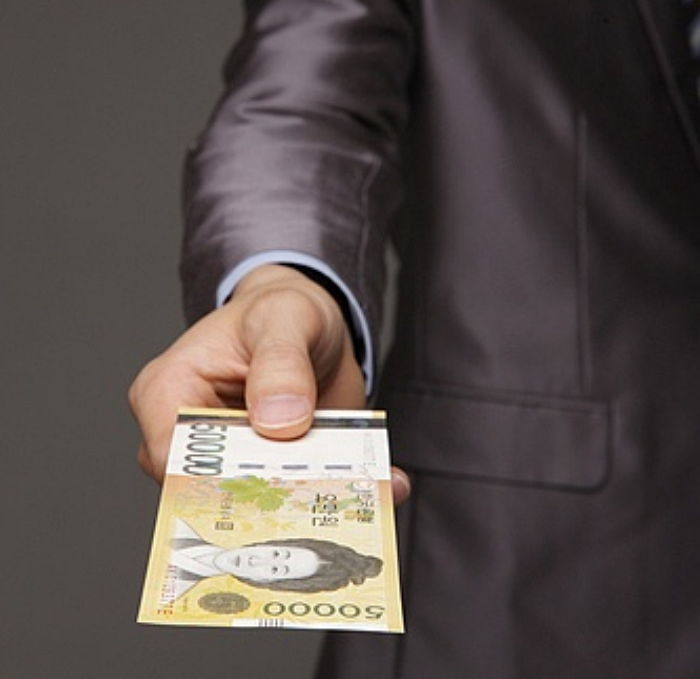 “제 돈을 가져가주세요”…주종관계 맺어 ‘욕’ 듣고 돈 바치는 사람들