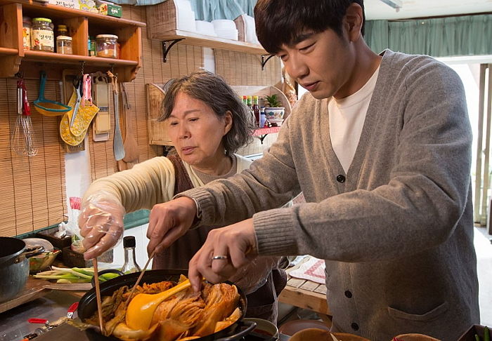 “엄마랑 손잡고 오열했다”···오늘(15일) 개봉한 영화 ‘엄마의 공책’ 후기