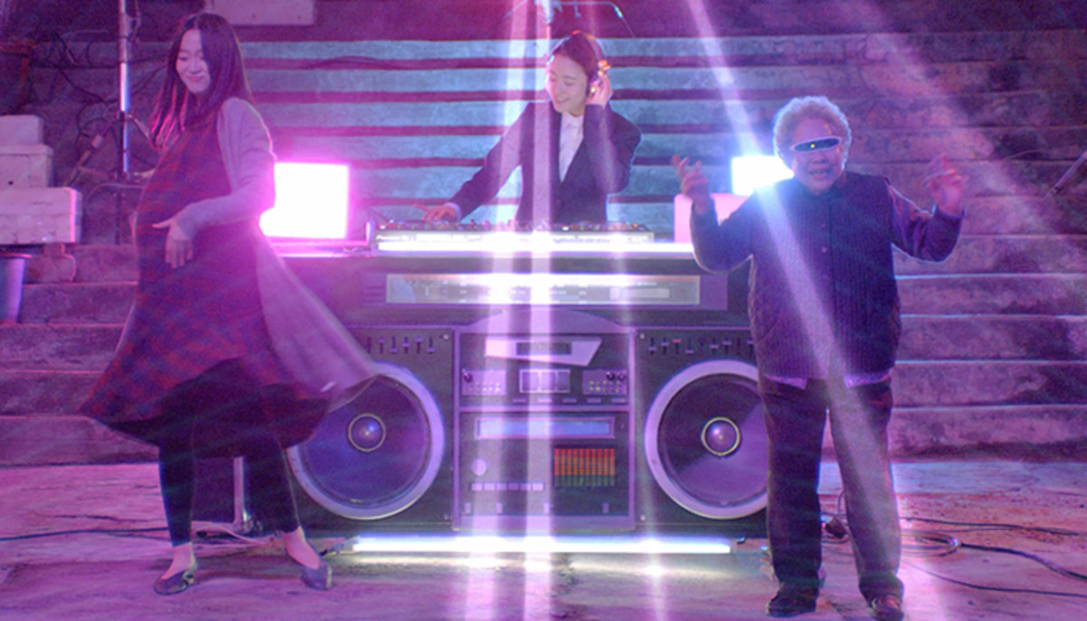 다리 아픈 할머니와 만삭 임산부 춤추게 만든 DJ의 정체 (영상)