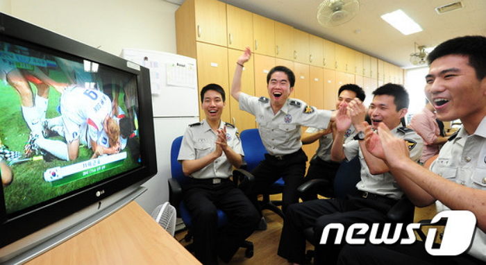 의경, 오늘(1일)부터 매일 2시간씩 ‘휴대폰’ 쓸 수 있다