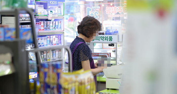 “편의점 가기 무섭다” 최저임금 오르자 상품 가격 일제히 올린 CU·GS25