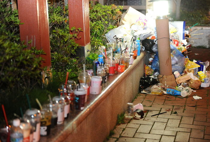 “너가 사람이냐?” 경고 현수막 밑에 ‘쓰레기산’ 만든 시민들