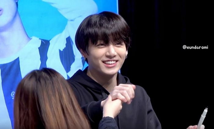 팬 꿀떨어지는 눈으로 바라보며 ‘손깍지’끼고 안놔주는 방탄 정국