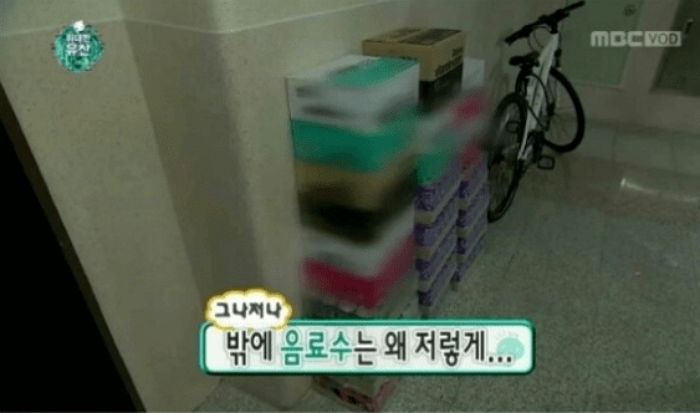 고생하는 택배 기사들 위해 문밖에 음료수 쌓아둔 ‘인성 甲’ 도끼